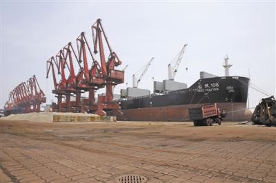 广西防城港码头是进出口海运险保费收入较高的地区.